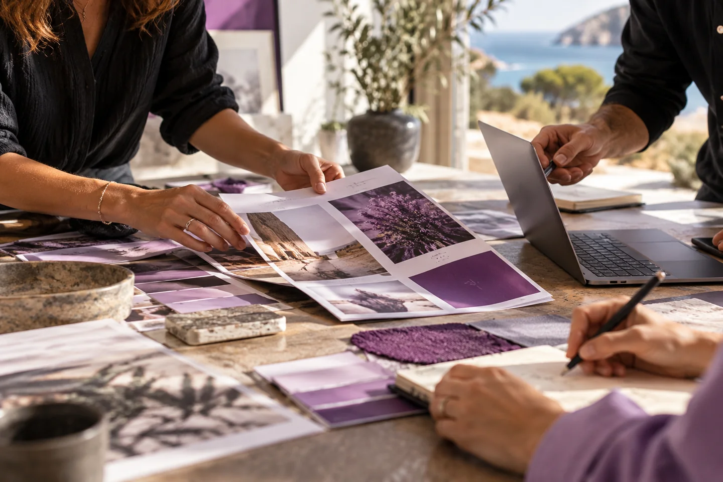 Préparation d’une campagne de communication avec brochure, ordinateur et échantillons graphiques