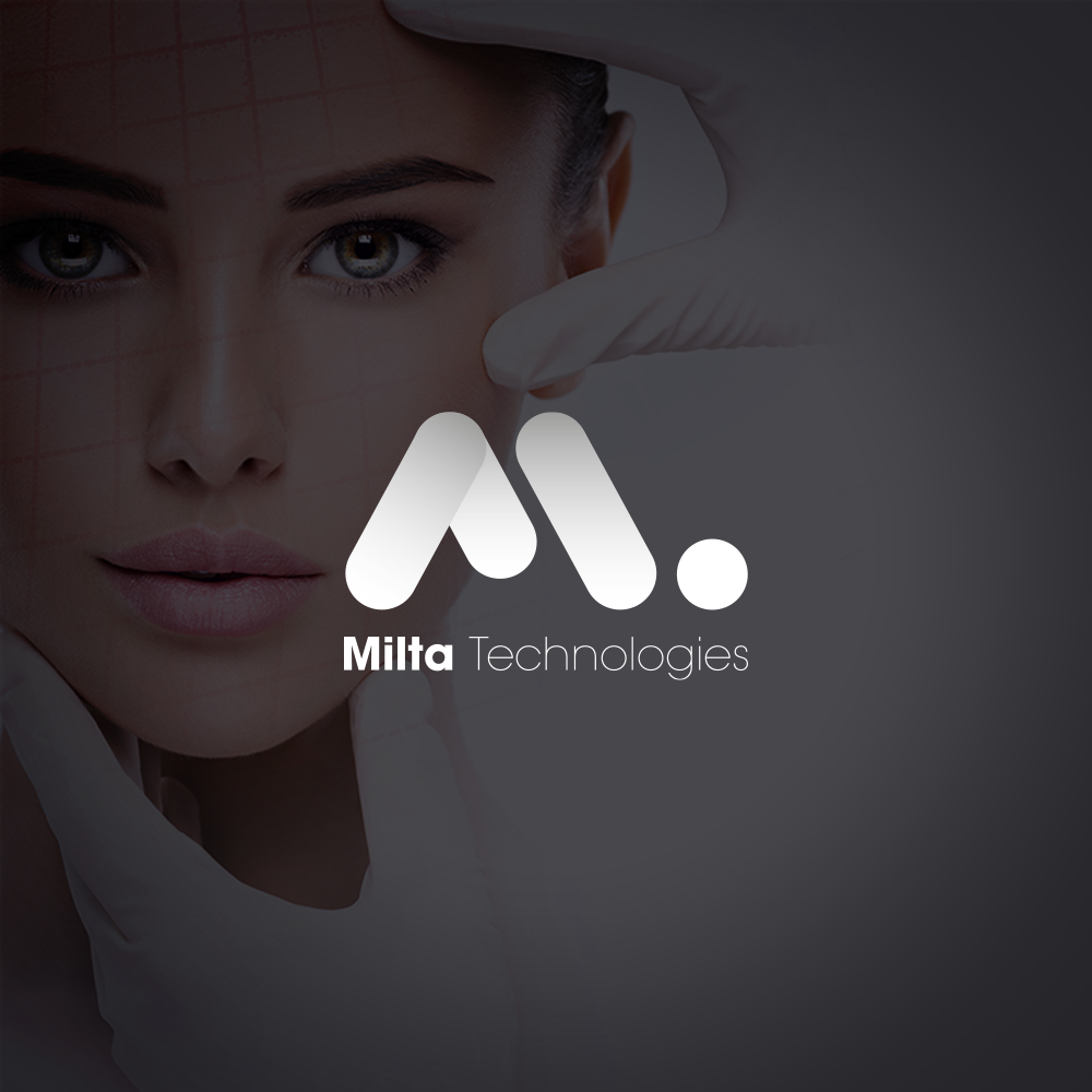 Logo blanc Milta Technologies sur une photographie de portrait