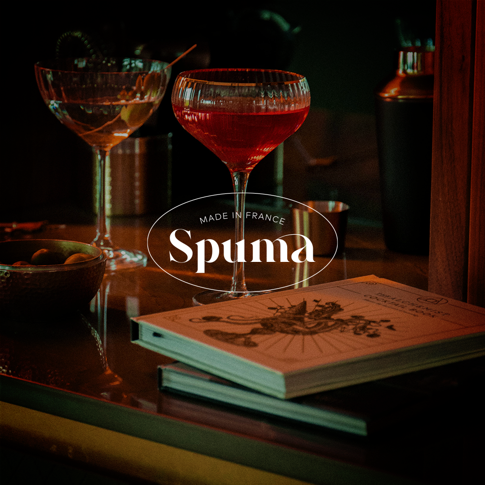 Logo blanc Spuma sur une photographie de cocktails