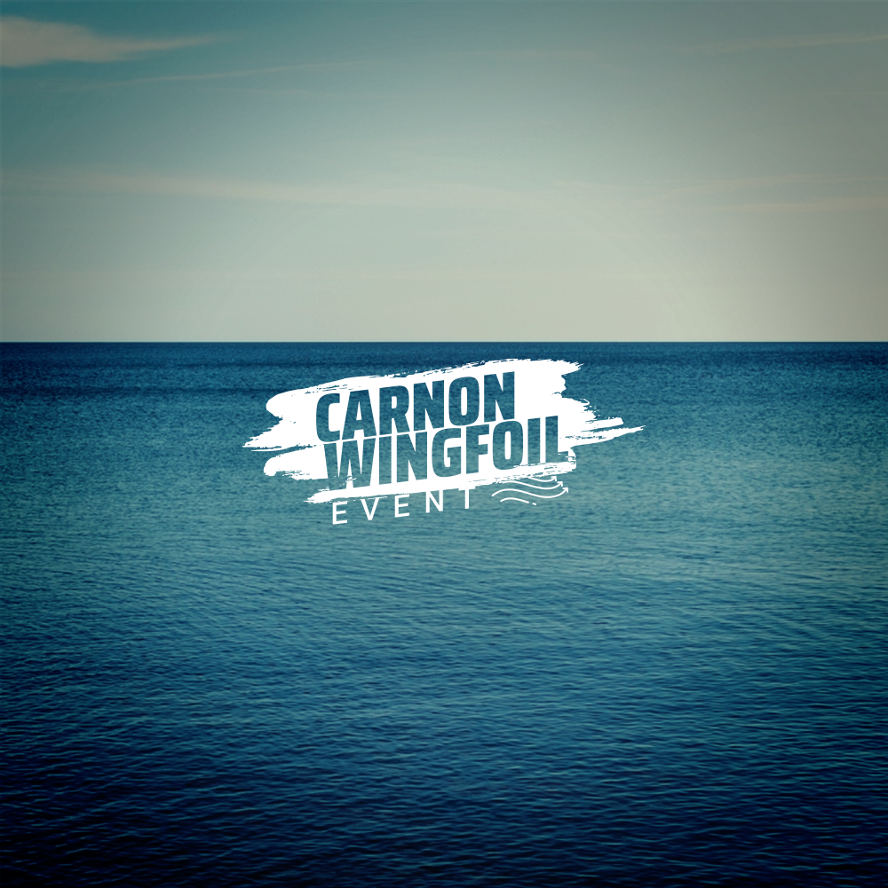 Logo blanc Carnon Wingfoil Event sur une photographie de mer